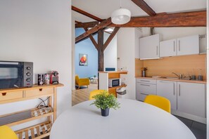 Fridge, microwave, oven, coffee/tea maker - Beautiful, comfortable 2-bedroom flat (Bègles)