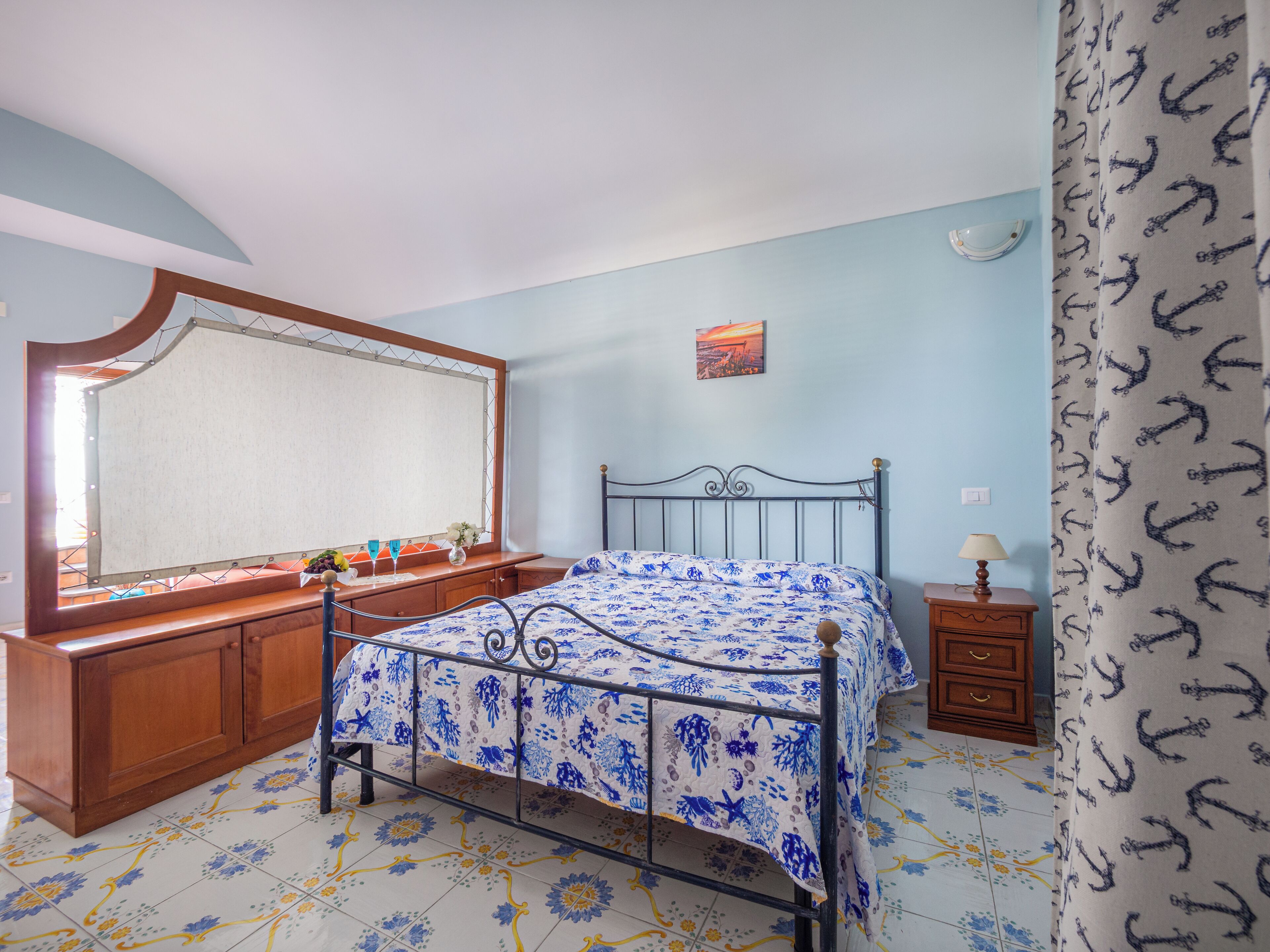 Cortinas blackout, tabla de planchar con plancha y wifi gratis 