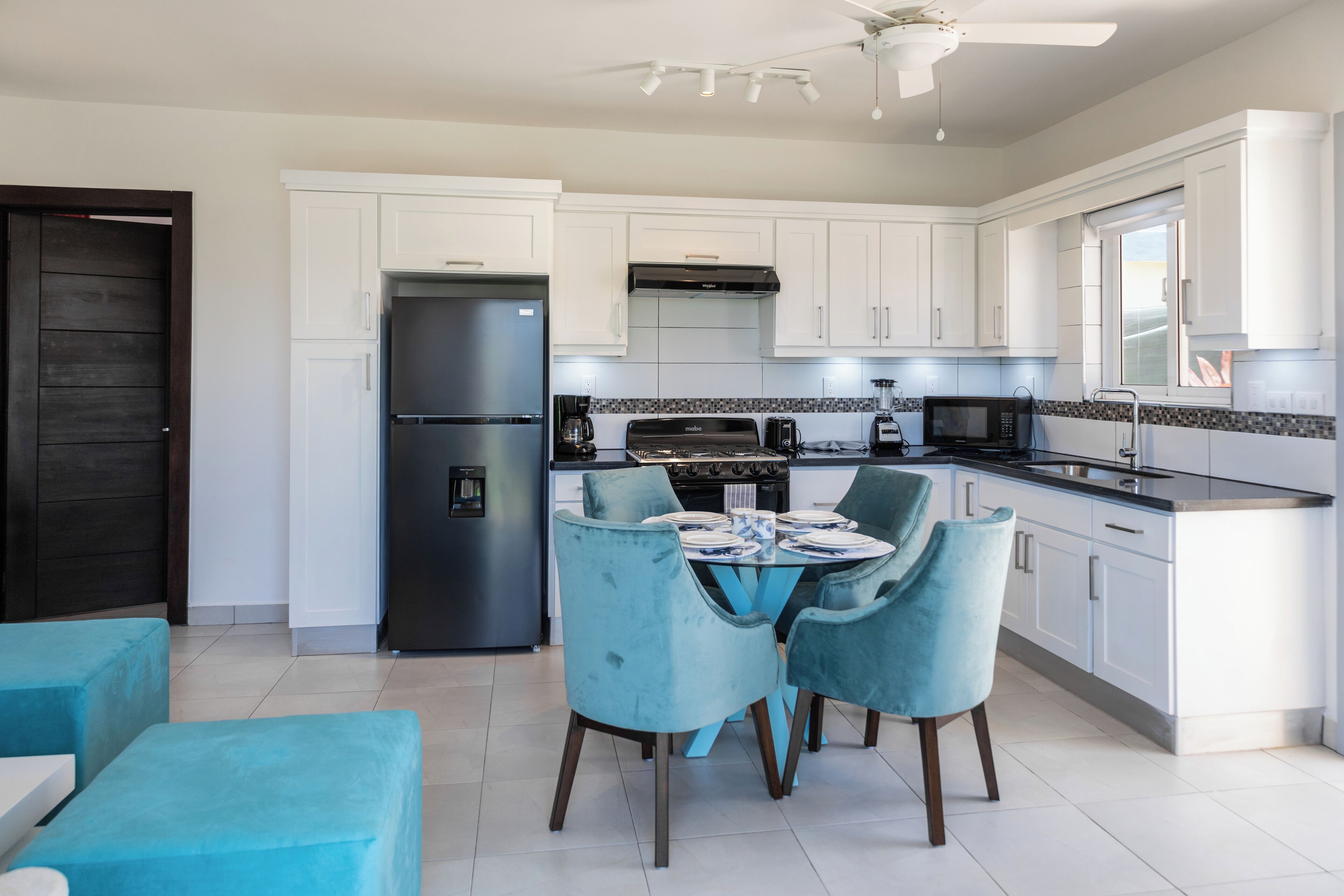 Four à micro-ondes, un four, surface de cuisson, lave-vaisselle