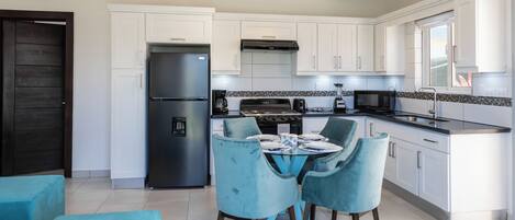 Microondas, horno, parrilla de estufa y lavavajillas