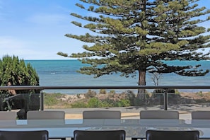 Outdoor dining - Seachange, Waterfront Living in Victor Harbor (Victor Harbor)