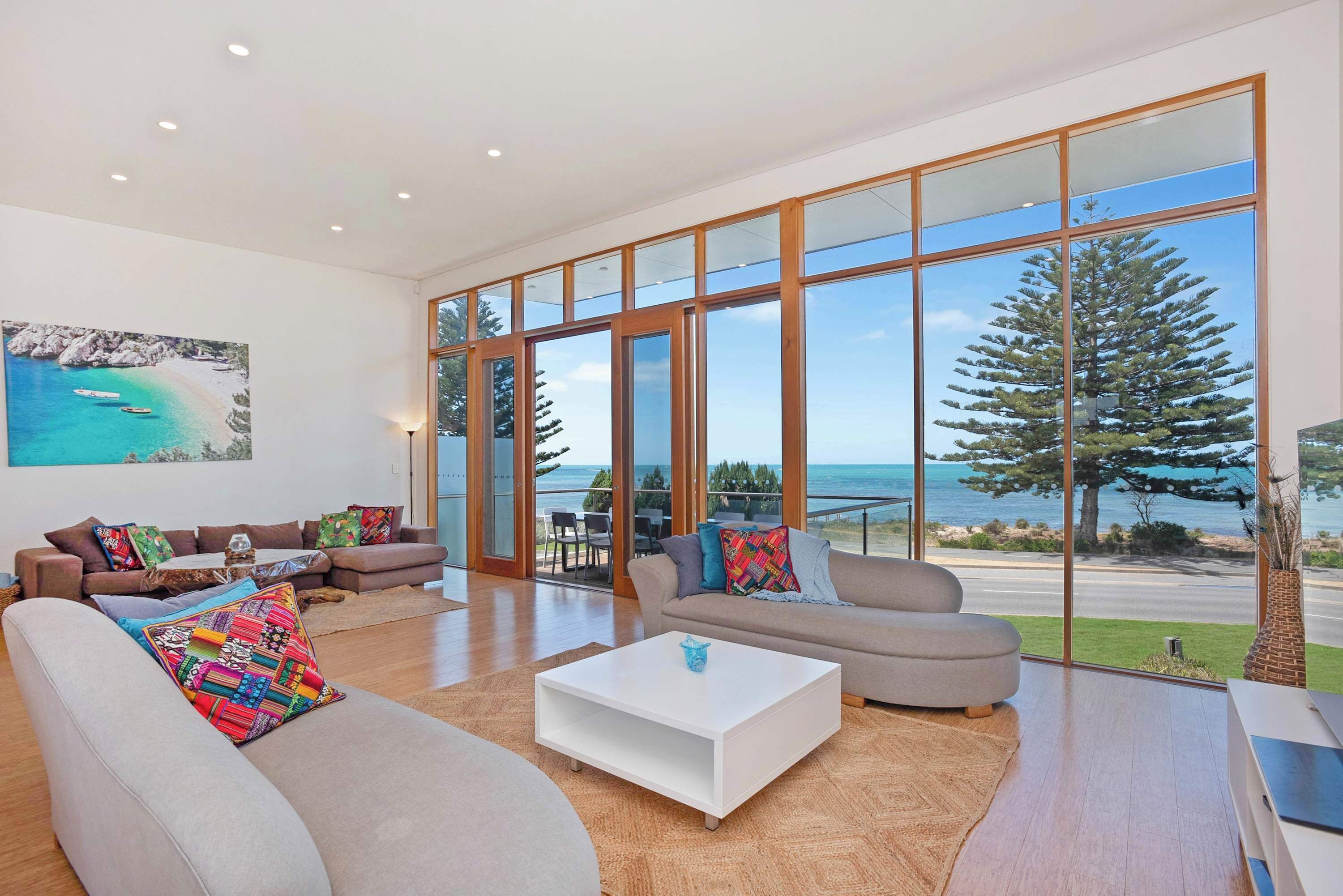 Televisie, een dvd-speler en een kantoor