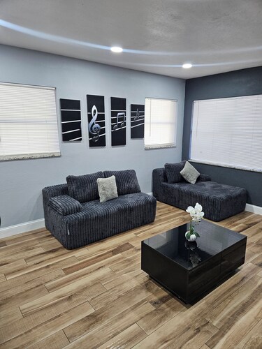 Smart Home 2-bedroom house in marvelous Winter Haven with AC, Netflix, Alexa.