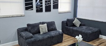 Smart Home 2-bedroom house in marvelous Winter Haven with AC, Netflix, Alexa.