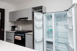 Réfrigérateur, micro-ondes, four, plaque de cuisson