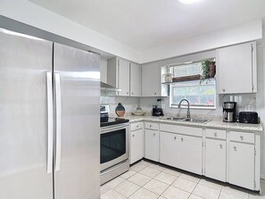 Refrigerador, horno, parrilla de estufa y cafetera y tetera 