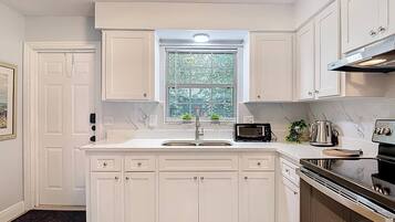 Fridge, oven, stovetop, coffee/tea maker