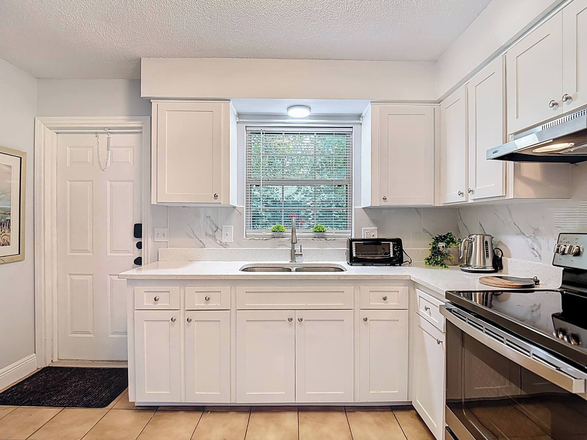 Fridge, oven, stovetop, coffee/tea maker