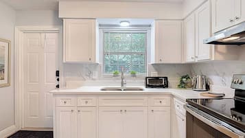 Fridge, oven, stovetop, coffee/tea maker