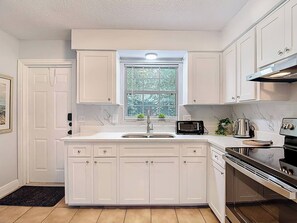 Refrigerador, horno, parrilla de estufa y cafetera y tetera 