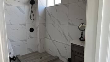 Dusche, Haartrockner, Bidet, Handtücher