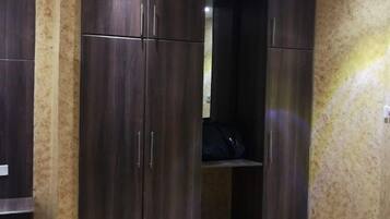 Deluxe-Einzelzimmer, Stadtblick | Kostenloses WLAN, Bettwäsche