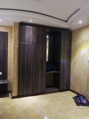 Deluxe-Einzelzimmer, Stadtblick | Kostenloses WLAN, Bettwäsche