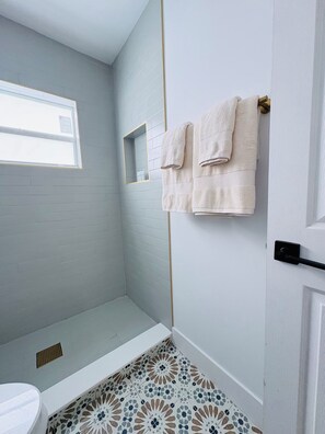 Hair dryer, towels, soap, toilet paper - Modern 2BDx2BTH in HOLLYWOOD with Parking, Washer Drier, AC, High Speed WIFI (Hollywood)