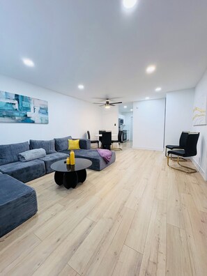 TV - Modern 2BDx2BTH in HOLLYWOOD with Parking, Washer Drier, AC, High Speed WIFI (Hollywood)