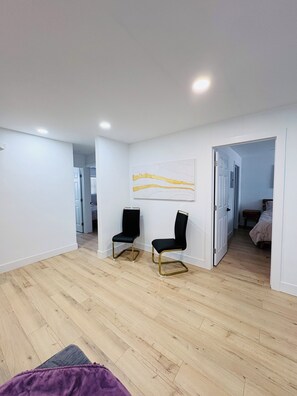 Interior - Modern 2BDx2BTH in HOLLYWOOD with Parking, Washer Drier, AC, High Speed WIFI (Hollywood)