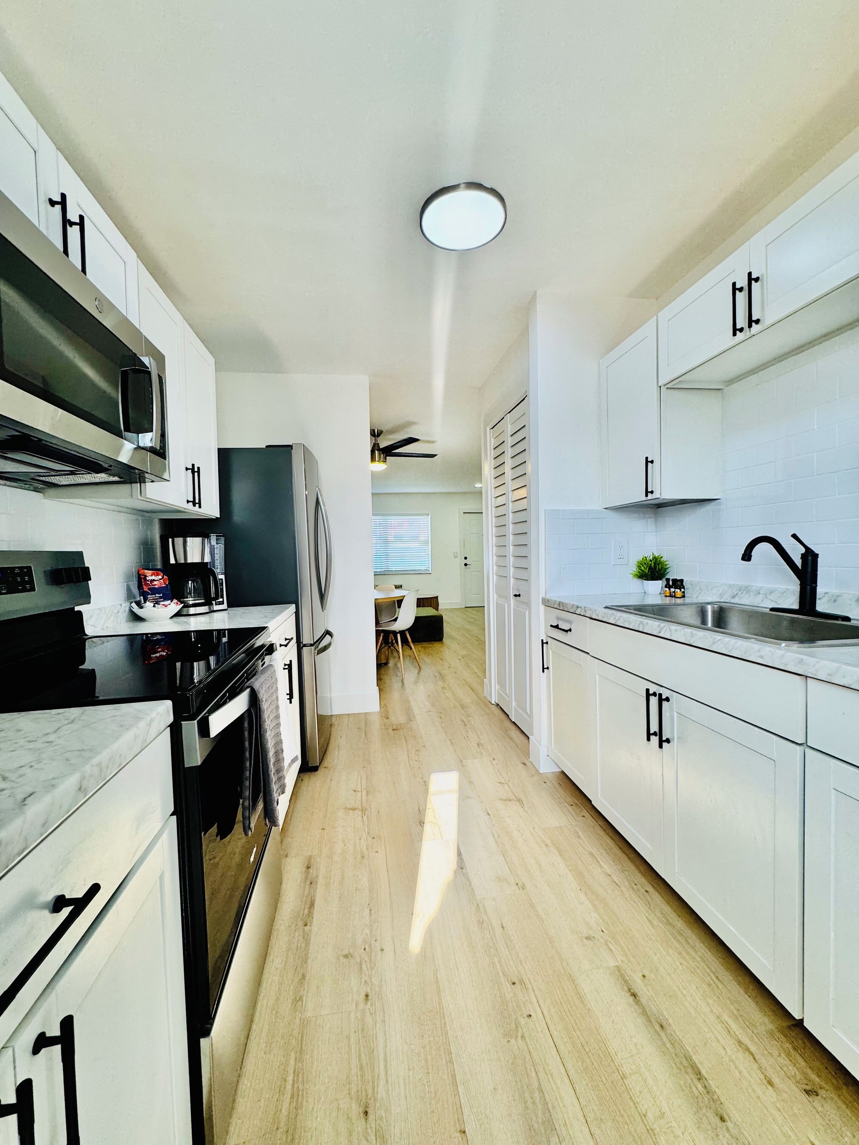 Micro-ondes, four, plaque de cuisson, lave-vaisselle