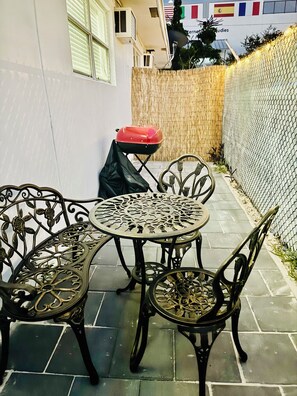 Outdoor dining - Modern 2BDx2BTH in HOLLYWOOD with Parking, Washer Drier, AC, High Speed WIFI (Hollywood)