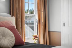 Escritorio, tabla de planchar con plancha, wifi gratis y ropa de cama