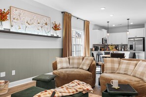 Una Smart TV, una chimenea, libros