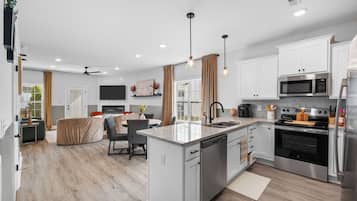 Een koelkast, een magnetron, een oven, een kookplaat