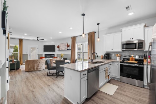 The Retreat @ Brook Hollow Luxury 3BR/3BA • Garage • Patio & Backyard  ECU