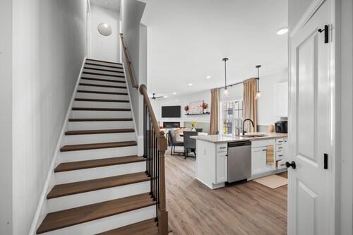 Retreat @ The Hollow Luxury 3BR 3BA • Garage • Patio & Backyard  ECU