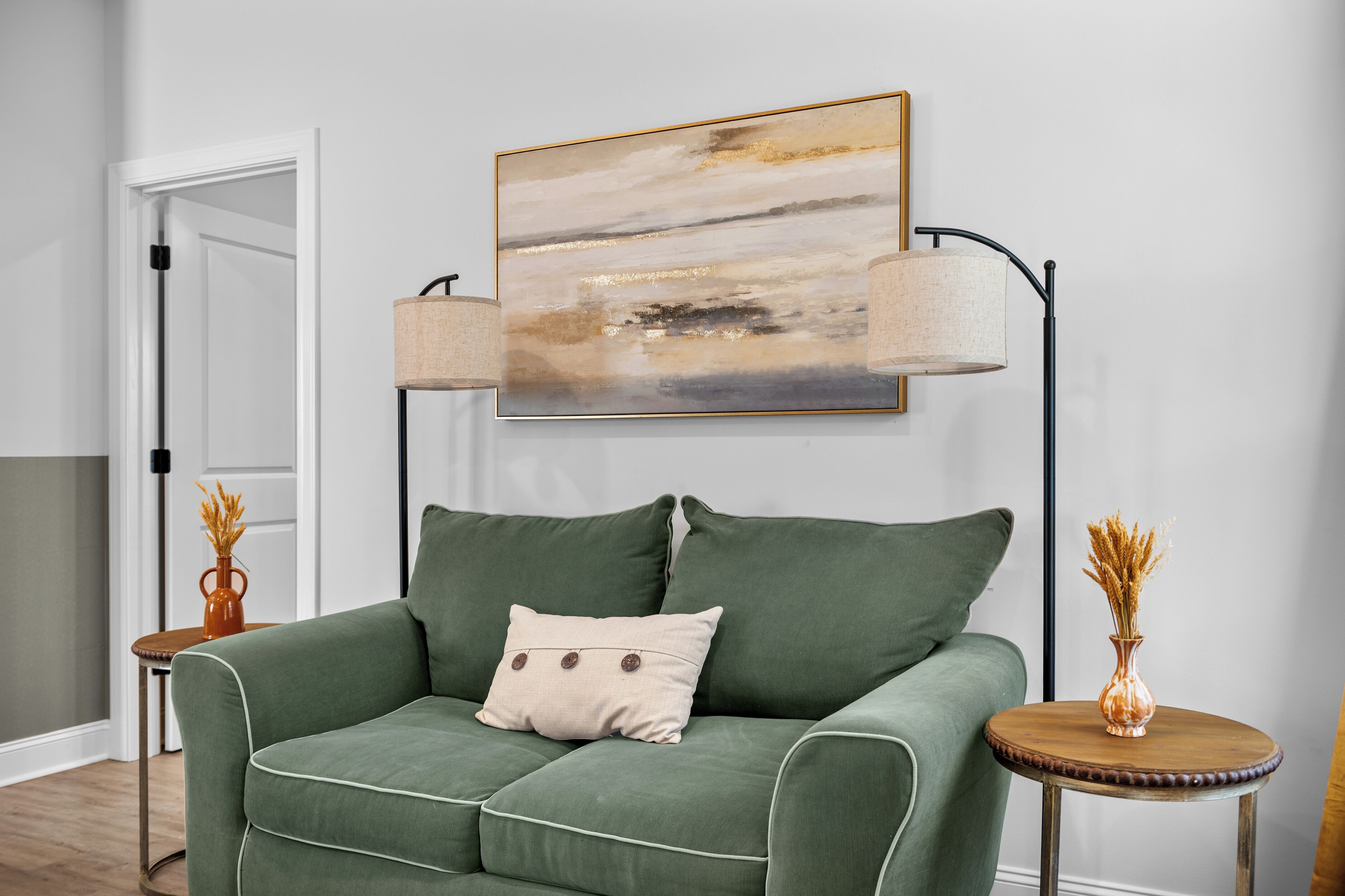 Een smart-tv, een open haard en boeken