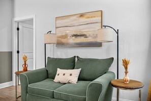 Una Smart TV, una chimenea, libros