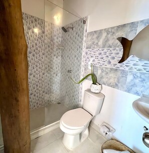 Toallas, jabón, papel de baño 