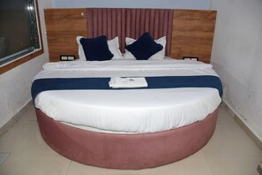 ห้องซูพีเรีย | ผ้าปูที่นอนฝ้ายอียิปต์, เครื่องนอนระดับพรีเมียม, เตียงเมมโมรีโฟม