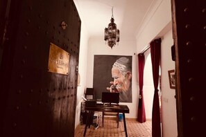 المنشأة من الداخل