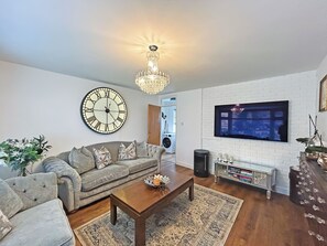 Living area - 2 bedroom accommodation in Peacehaven (Peacehaven)