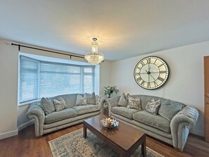 Living area - 2 bedroom accommodation in Peacehaven (Peacehaven)