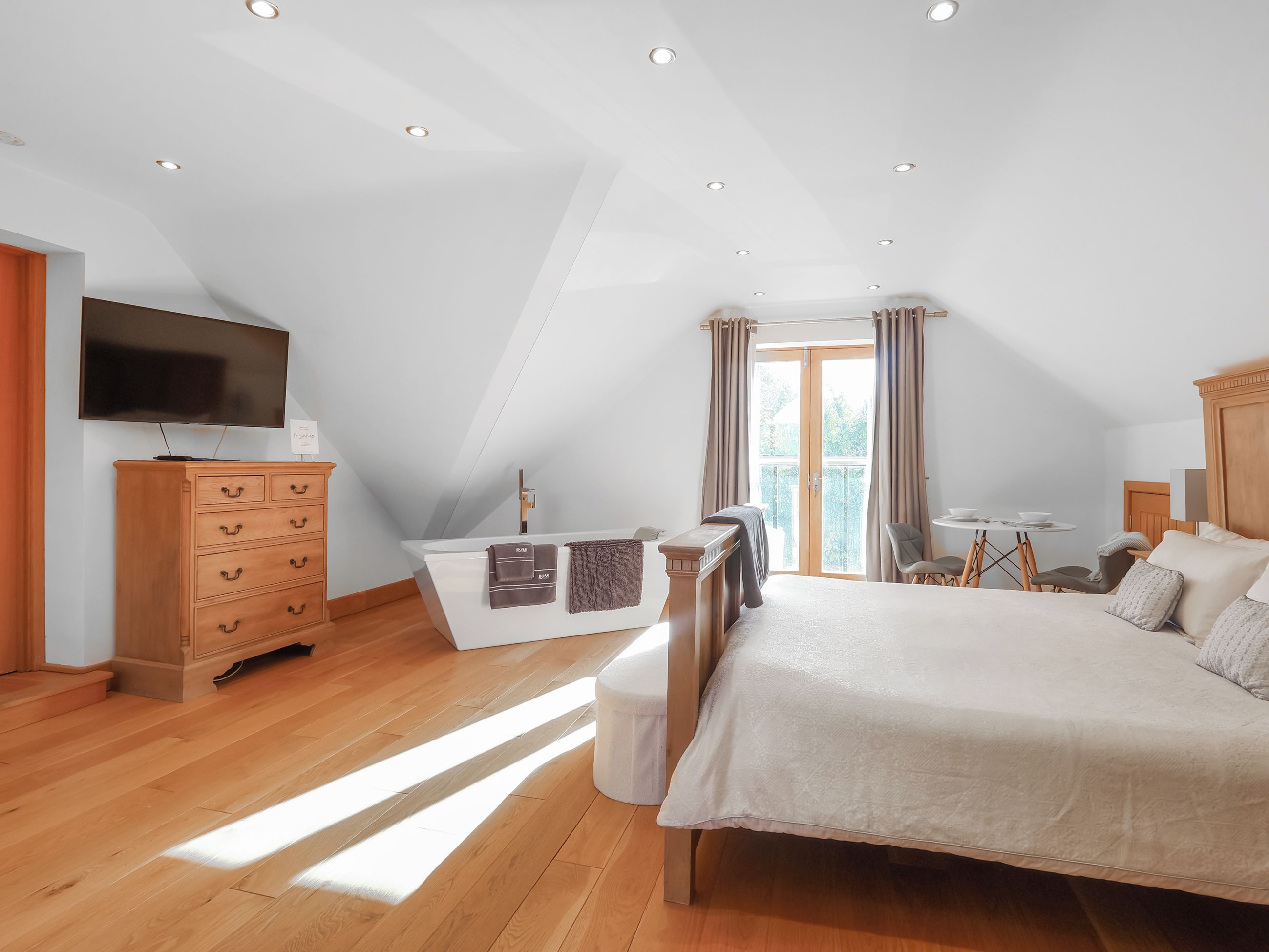 6 Bedroom Accommodation In Llandevaud - Newport