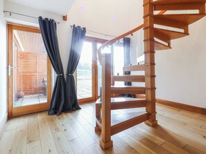 Interior - 6 bedroom accommodation in Llandevaud (Llandevaud)