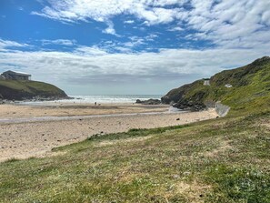 Beach - 1 bedroom accommodation in Mullion (Mullion)