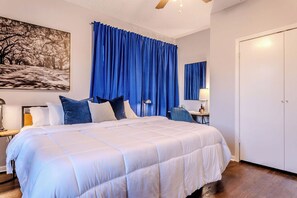 1 habitación, escritorio, tabla de planchar con plancha y cuna de viaje 