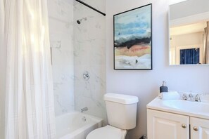 Eco-friendly toiletries, hair dryer, towels, soap - The Montrose City-Chic Den, Near Medical Center (Houston)
