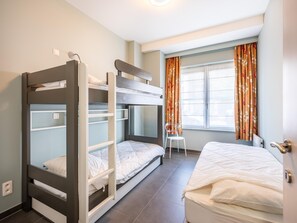 2 bedrooms, iron/ironing board, Internet