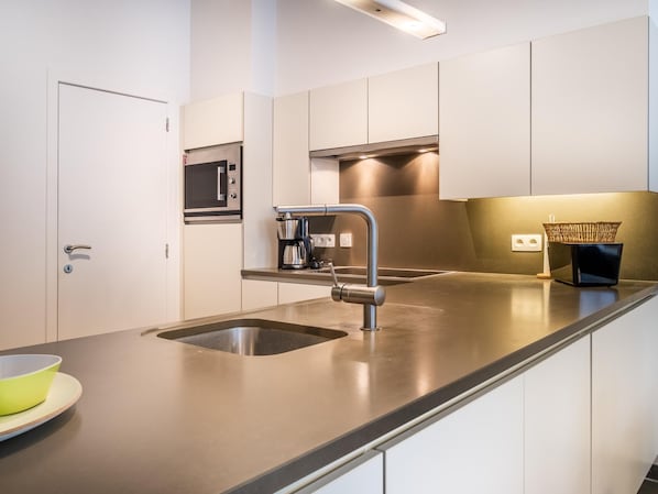 Kühlschrank, Mikrowelle, Ofen, Herdplatte