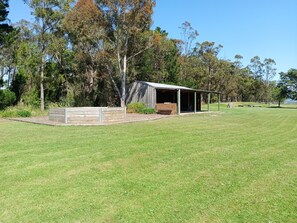 المنطقة المحيطة بالمنشأة