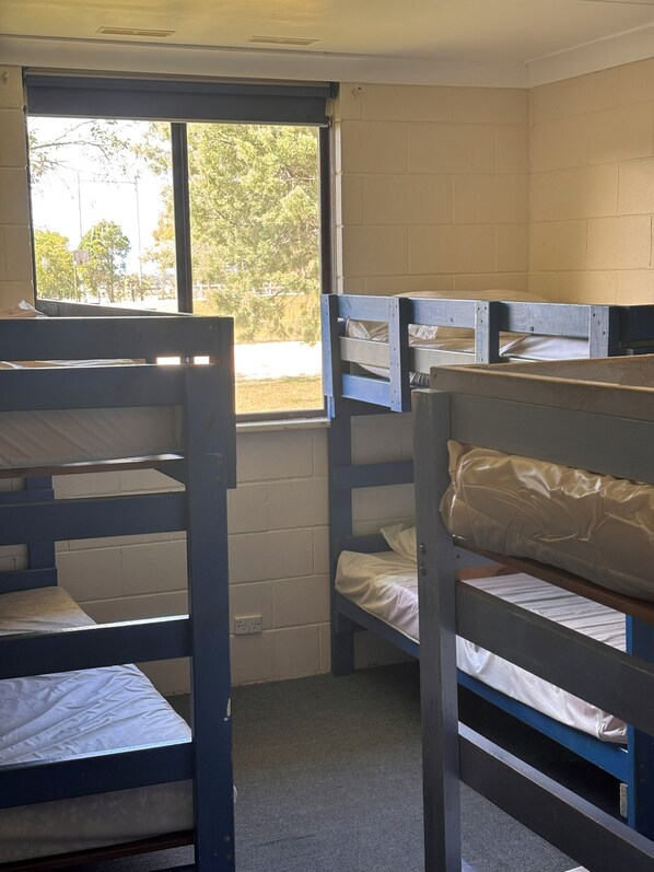 14 عدّة غرف نوم وواي فاي مجانًا وملاءات أسرّة