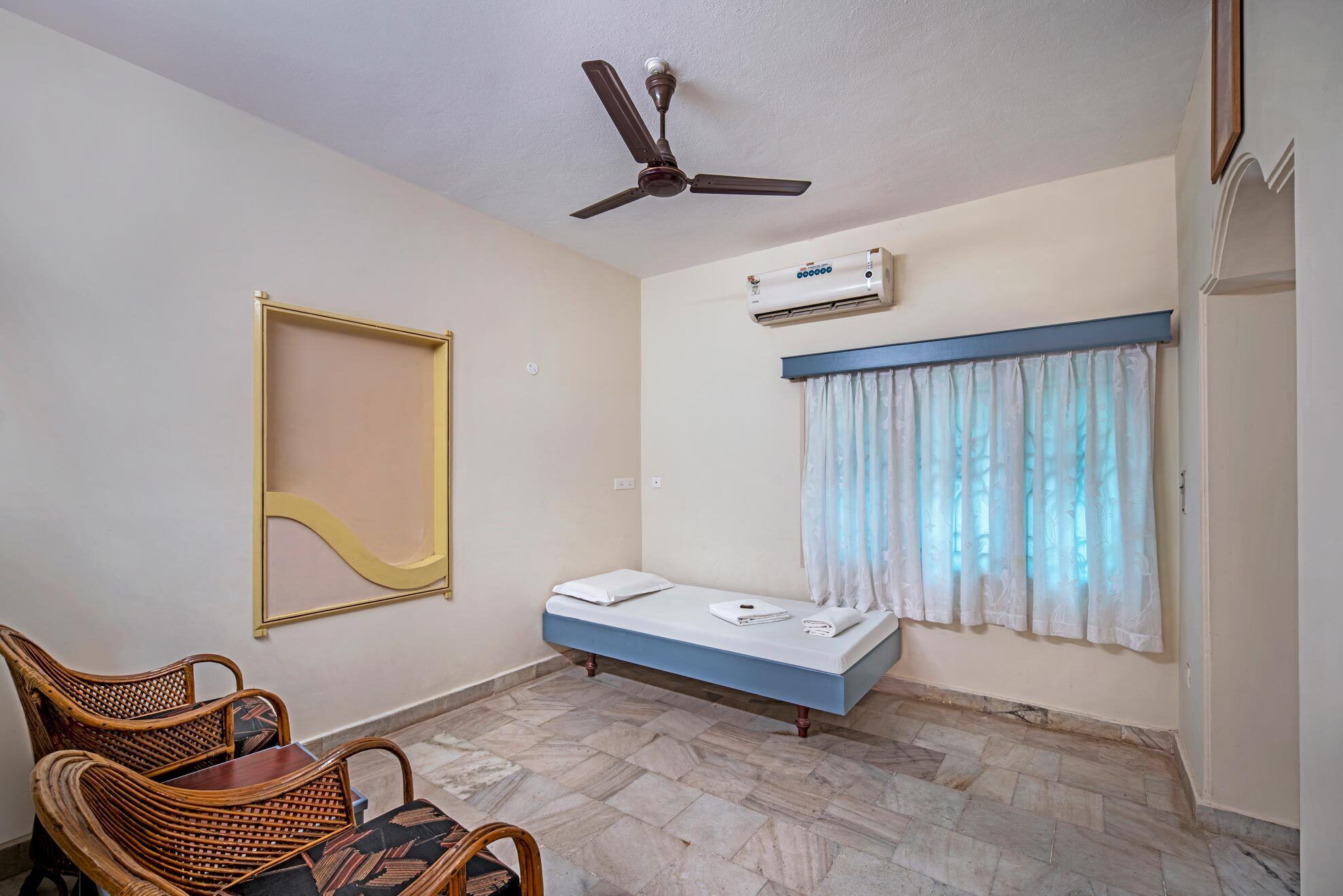 Deluxe Triple Room, Garden View | Living area