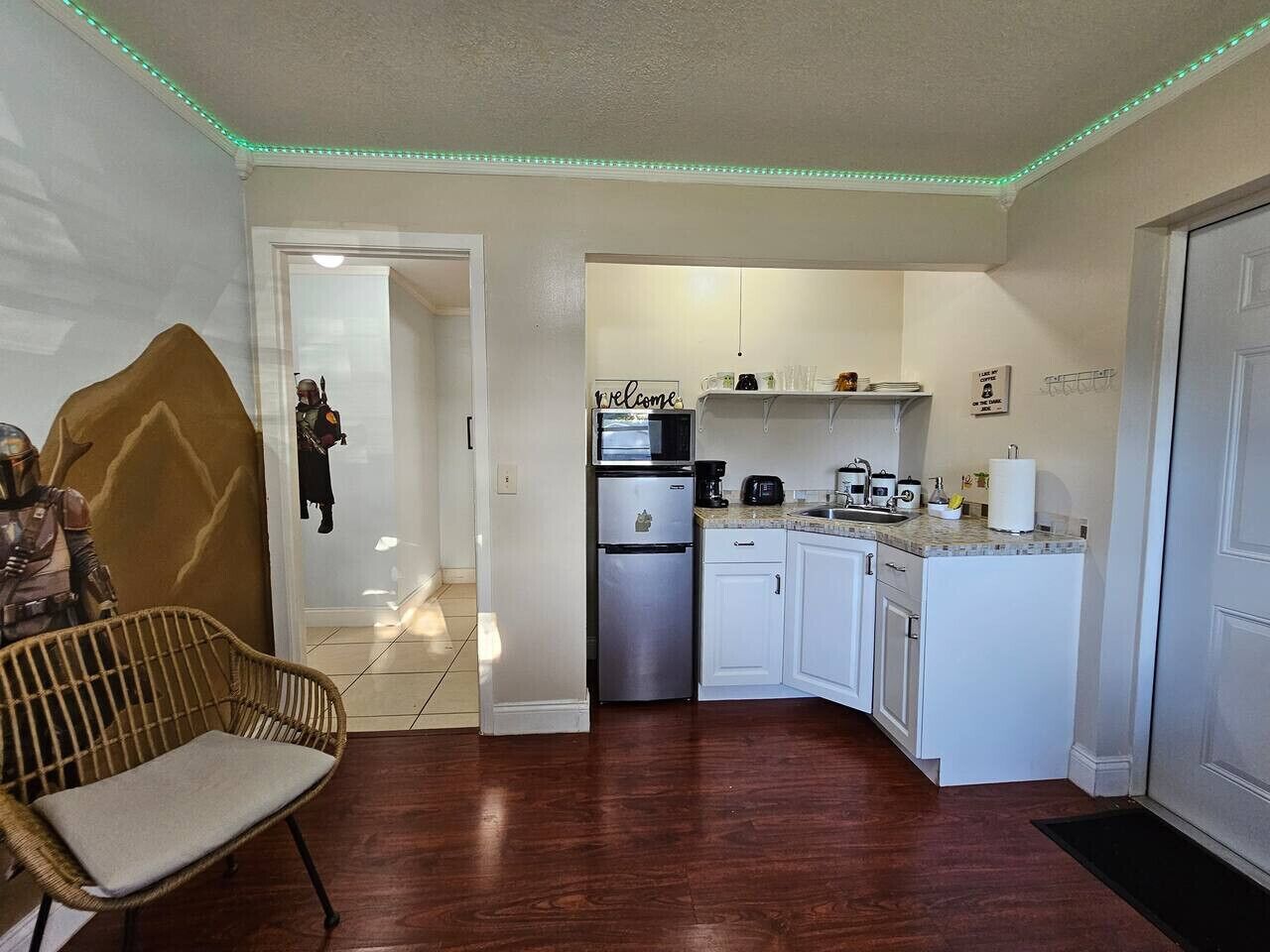 Geladeira, micro-ondas, cafeteira/chaleira, torradeira