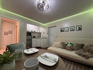 TV, video games - Nebula Suite Immersive Galaxy bedroom RGB LEDs near Airport +Disney/Universal (Orlando)