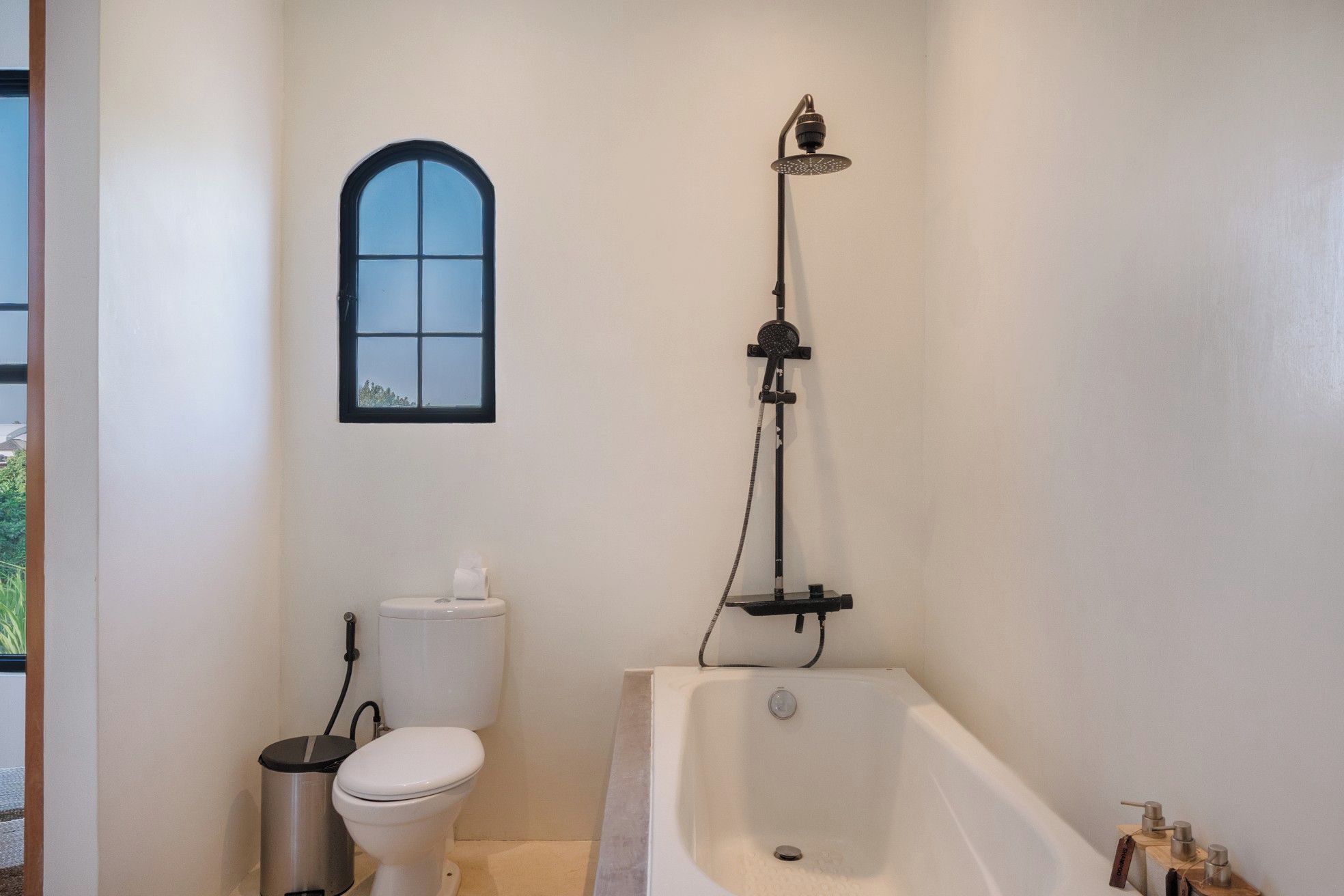 A bathroom with a toilet, a shower, and a bathtub.
