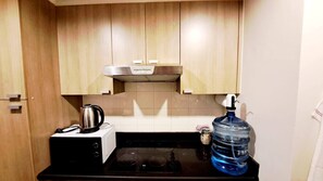 冷蔵庫、電子レンジ、コンロ、コーヒー / ティーメーカー