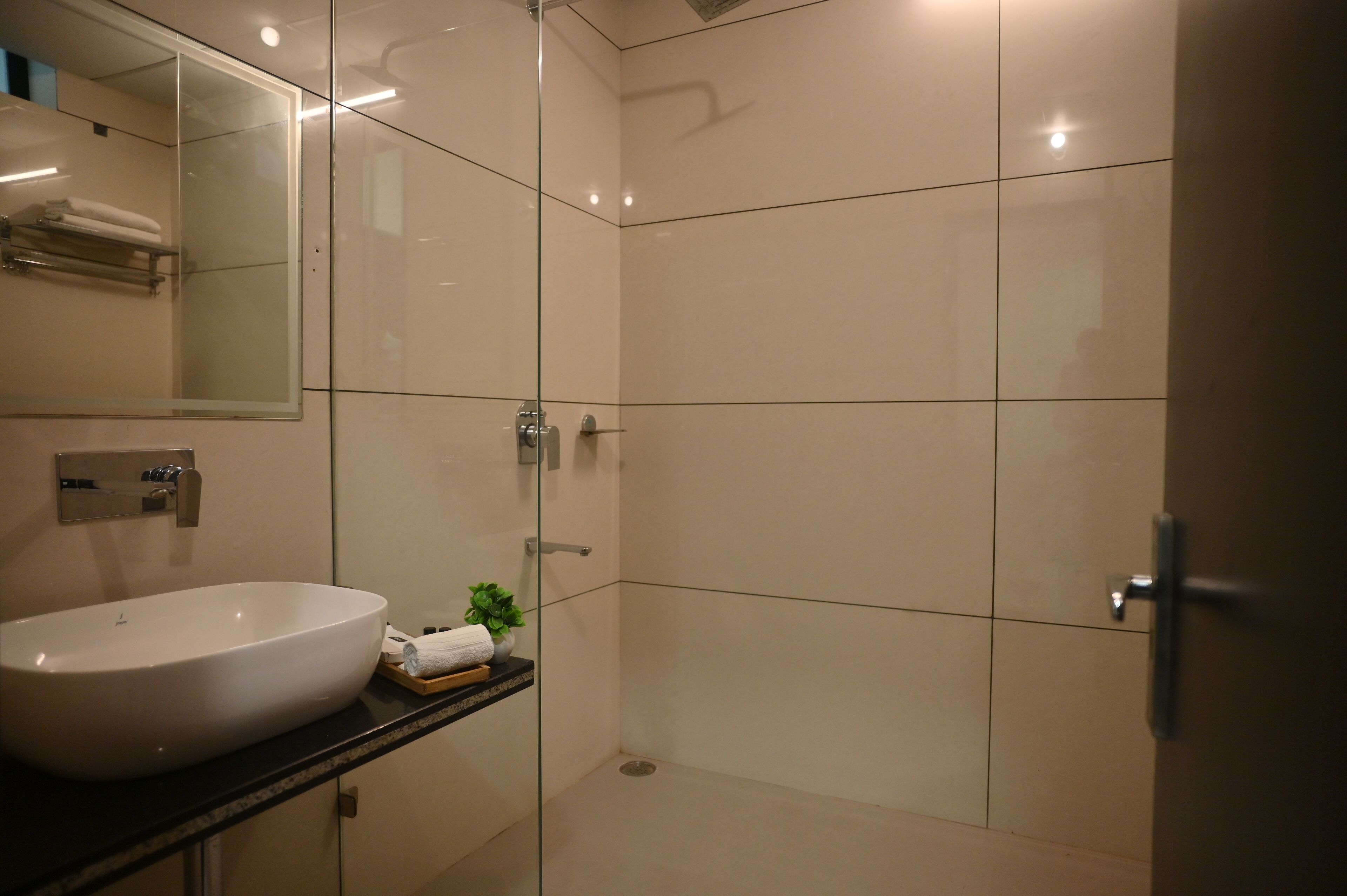 Deluxe Double Room, Mountain View | Bathroom | Shower, towels, soap, shampoo
