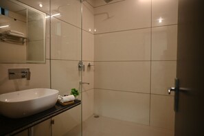 Deluxe-dobbeltværelse - bjergudsigt | Badeværelse | Bruser, håndklæder, Sæbe, Shampoo